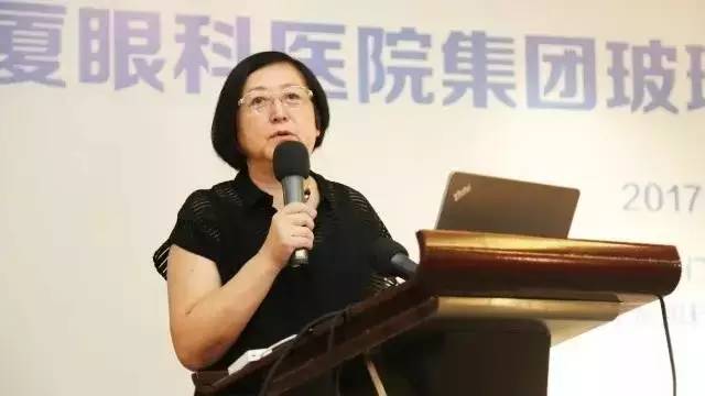 为提*新利体育集团玻璃体视网膜手术技术水平、促进玻璃体视网膜微创手术技术，以及玻切设备使用技术的提*，黎晓新院长开讲