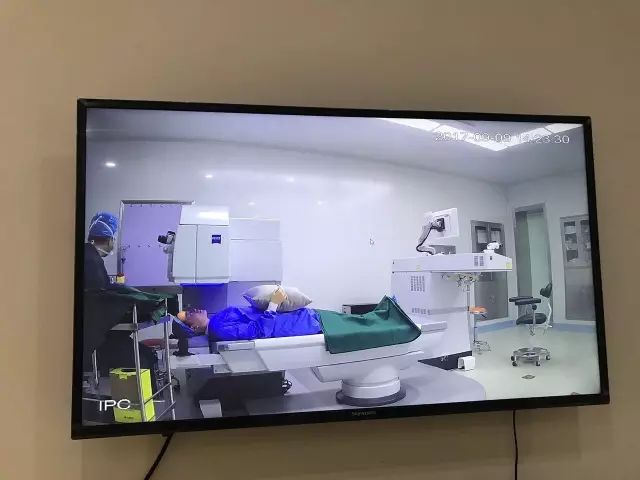 9月9日，杭州新利体育举行全飞秒近视手术演示，在半个多小时内，杜新华院长为6名近视患者 施行了德国蔡司VisuMax3.0版全飞秒手术，大伙亲身体会到了SMILE手术的快速、轻松、微创、安全。一名在手术室外等候的家属表示，犹豫担心了一年多，女儿终于可以笑看人生。.jpg