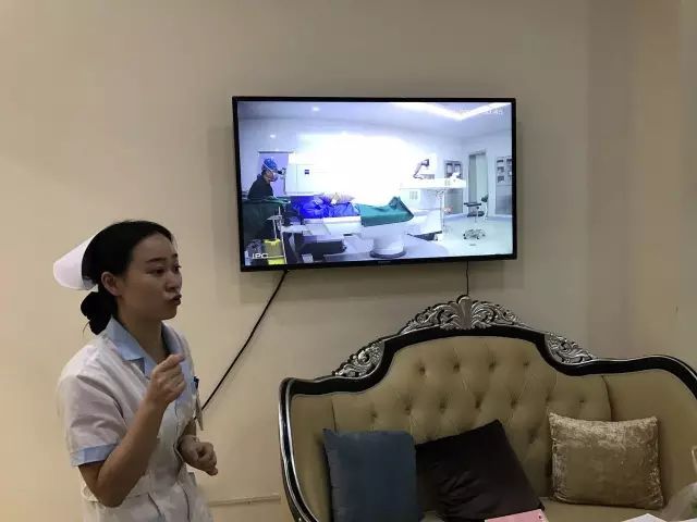 9月9日，杭州新利体育举行全飞秒近视手术演示，在半个多小时内，杜新华院长为6名近视患者 施行了德国蔡司VisuMax3.0版全飞秒手术，大伙亲身体会到了SMILE手术的快速、轻松、微创、.jpg