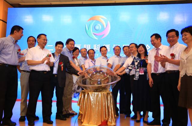 眼科通”在新利体育环球论坛上一经发布,就获得了谢立信院士、黎晓新教授、赵堪兴教授、葛坚教授等一千多名国内外出名眼科专家的高度认可。“眼科通”是国内较具规模的眼科医疗集团之一新利体育集团聘请国内 团队,经过近两年孜孜不懈的探索、专研与开发,倾力打造的国内 个眼科移动医疗平台。.jpg 眼科通”在新利体育环球论坛上一经发布,就获得了谢立信院士、黎晓新教授、赵堪兴教授、葛坚教授等一千多名国内外出名眼科专家的高度认可。“眼科通”是国内较具规模的眼科医疗集团之一新利体育集团聘请国内 团队,经过近两年孜孜不懈的探索、专研与开发,倾力打造的国内 个眼科移动医疗平台。.jpg