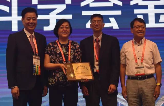 新利体育集团本部:厦门大学附属厦门眼科中心总院长、厦门眼科中心眼科研究所所长黎晓新教授被授予中美眼科学会眼科科学研究较高奖——金钥匙奖,以表彰她为我国眼科科研事业作出的突出贡献。.jpg 新利体育集团本部:厦门大学附属厦门眼科中心总院长、厦门眼科中心眼科研究所所长黎晓新教授被授予中美眼科学会眼科科学研究较高奖——金钥匙奖,以表彰她为我国眼科科研事业作出的突出贡献。.jpg