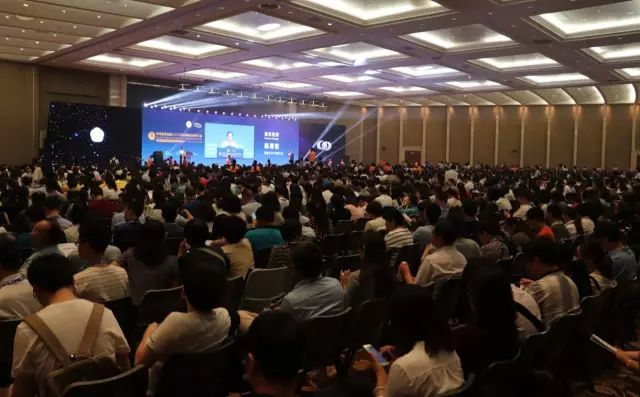 9月14日上午,在 22届全国眼科学术大会开幕式上,新利体育集团本部:厦门大学附属厦门眼科中心总院长黎晓新教授手捧奖杯,站在中美眼科学会眼科科学研究较高荣耀“金钥匙奖”的颁奖台上。.jpg 9月14日上午,在 22届全国眼科学术大会开幕式上,新利体育集团本部:厦门大学附属厦门眼科中心总院长黎晓新教授手捧奖杯,站在中美眼科学会眼科科学研究较高荣耀“金钥匙奖”的颁奖台上。.jpg