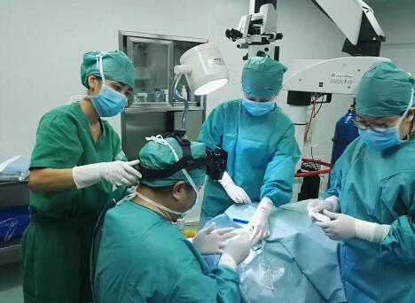 由于角膜上没有血管,得以“免疫赦免”, 角膜供体是健康的,角膜移植的 率相当高。2012年4月,厦门眼科中心眼库与斯里兰卡环球眼库达成合作协议,并与各国眼库保持联系,实现了国内、环球角膜资源共享。角膜资源相对丰富,为更多需要角膜移植手术的患者提供了坚实的后盾。.jpg