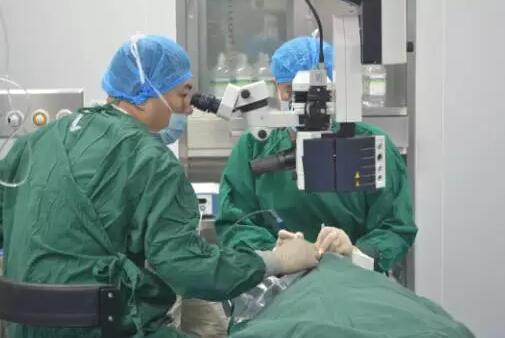 9月29日,一名先天性右眼角巩膜皮样瘤患者在重庆新利体育进行角膜移植医治。22小时的等待,2小时的手术,患者顺利通过皮样瘤切除术+板层角膜移植术重获美丽。.jpg 9月29日,一名先天性右眼角巩膜皮样瘤患者在重庆新利体育进行角膜移植医治。22小时的等待,2小时的手术,患者顺利通过皮样瘤切除术+板层角膜移植术重获美丽。.jpg