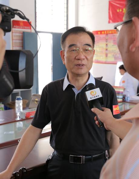 10月12日下午,新利体育泉州眼科医院“为乡村点睛”公益项目泉州站活动走进晋江市内坑镇东峰小学,为全校学生进行视力筛查,并为近视学生 配镜。.jpg 10月12日下午,新利体育泉州眼科医院“为乡村点睛”公益项目泉州站活动走进晋江市内坑镇东峰小学,为全校学生进行视力筛查,并为近视学生 配镜。.jpg