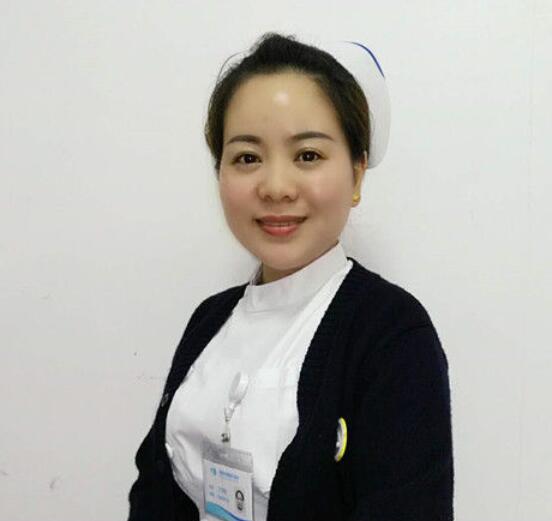 成都新利体育门诊护士长丁玲玲就是这样一位让人敬佩的医务人员。她曾 自承担干眼诊疗室的创建,无数个日夜卯足劲儿苦学勤练;她常常披星戴月,给予患者无私的关怀和陪伴;她以真情相待,用温情服务,只为让更多的病人能够坚强微笑的面对生活。.jpg 成都新利体育门诊护士长丁玲玲就是这样一位让人敬佩的医务人员。她曾 自承担干眼诊疗室的创建,无数个日夜卯足劲儿苦学勤练;她常常披星戴月,给予患者无私的关怀和陪伴;她以真情相待,用温情服务,只为让更多的病人能够坚强微笑的面对生活。.jpg