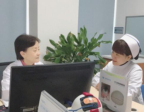 成都新利体育门诊护士长丁玲玲就是这样一位让人敬佩曾 自承担干眼诊疗室的创建,无数个日夜卯足劲儿苦学勤练;她常常披星戴月,给予患者无私的关怀和陪伴;她以真情相待,用温情服务,只为让更多的病人能够坚强微笑的面对生活。.jpg 成都新利体育门诊护士长丁玲玲就是这样一位让人敬佩曾 自承担干眼诊疗室的创建,无数个日夜卯足劲儿苦学勤练;她常常披星戴月,给予患者无私的关怀和陪伴;她以真情相待,用温情服务,只为让更多的病人能够坚强微笑的面对生活。.jpg