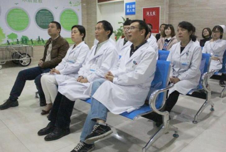 成都新利体育党支部书记张学进 一时间带领党员组织全体员工在医院二楼收听收看党的十九大盛况, 一时间了解掌握会议主要精神,及时学习贯彻党的十九大决策部署,坚持以党的十九大精神为引领,推动医院各项工作的平稳快速发展.jpg