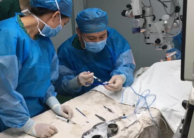 上周六，青岛新利体育陈国民副院长，以医生兼女婿的身份为岳母王阿姨 行白内障超声乳化+三焦点人工晶体植入术。王阿姨朮后复查视力非常好，远中近视力分别达1.2，1.0，1.0，看远很清晰，看电脑，看书，看报均不需要配戴花镜。.jpg