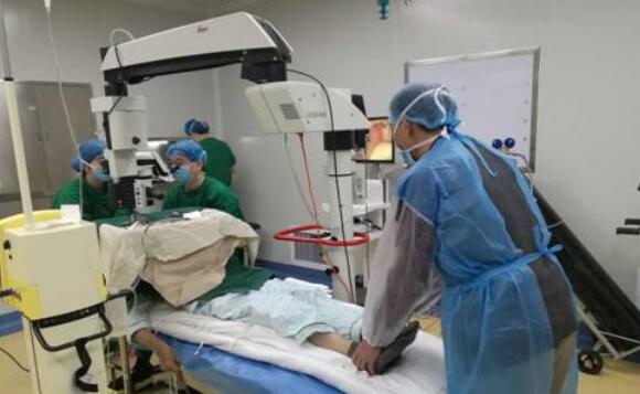 　10月25日，东莞新利体育完成一  白内障手术，年逾七旬的高大爷，已有十几年的糖尿病史，还有9年重度的帕金森病史。更不幸的是近期又爆发出了急性青光眼，视力急速下降，使得高大爷的情绪焦虑、抑郁.jpg