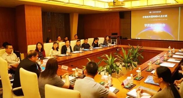 10月21日,新利体育集团 启动 批小儿眼科医师明日之星项目。来自全国10余个省市的20 师共聚厦门,参加“中国眼科医师明日之星计划”小儿眼科医师项目 批学员面试交流会。交流会由集团小儿眼科学组、集团科教管理中心牵头,集团人力资源中心、学科运营管理中心参与组织协.jpg 10月21日,新利体育集团 启动 批小儿眼科医师明日之星项目。来自全国10余个省市的20 师共聚厦门,参加“中国眼科医师明日之星计划”小儿眼科医师项目 批学员面试交流会。交流会由集团小儿眼科学组、集团科教管理中心牵头,集团人力资源中心、学科运营管理中心参与组织协.jpg