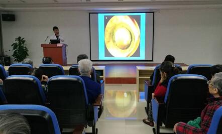 活动当天虽有些凉意，讲座现场却气氛火热，重庆新利体育为老人们进行 的眼健康科普宣教、眼部检查，用自己的实际行动弘扬中华民族尊老，敬老，助老传统美德，普及爱眼护眼知识、提*重庆老年朋友爱眼护眼的意识2.jpg