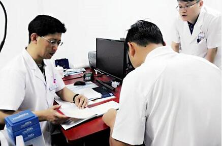 自厦门眼科中心开设遗传眼病门诊以来,全国各地前来寻求世界眼遗传病基因医治 专家 教授帮助的患者,络绎不绝。 教授表示,遗传性眼病种类繁多,致病原因比较复杂,可能是单纯的一种遗传因素引起的,也可能是多种遗传因素引起的,还可能和环境因素有关,传统的方法难以 。而当下的基因检测诊疗技术,有可能通过基因检测找到致病的突变基因,并有望对某些由单一基因突变造成的疾病在将来进行基因医治。1.jpg 自厦门眼科中心开设遗传眼病门诊以来,全国各地前来寻求世界眼遗传病基因医治 专家 教授帮助的患者,络绎不绝。 教授表示,遗传性眼病种类繁多,致病原因比较复杂,可能是单纯的一种遗传因素引起的,也可能是多种遗传因素引起的,还可能和环境因素有关,传统的方法难以 。而当下的基因检测诊疗技术,有可能通过基因检测找到致病的突变基因,并有望对某些由单一基因突变造成的疾病在将来进行基因医治。1.jpg