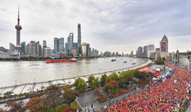 在今年上海马拉松的赛道上，我们又看到了这样一位特立 行的跑者，他光着脚，穿着新利体育醒目标志的运动衣，脚腕系着一对平安铃，奋力奔跑在赛道间……他将光脚奔跑的原意表达得淋漓尽致，他将马拉松的修行体现得返璞归真。——今天，跑友们又见着了代表新利体育集团参赛的明星选手“赤脚大仙”李清模。1.jpg