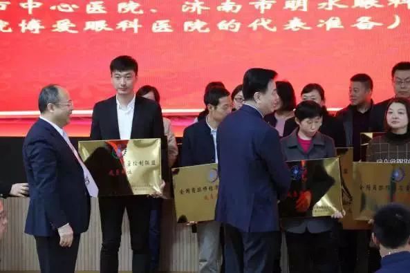 10月28日，由中华医学会角膜病学组组织、 个总部落户山东的全国性专病联盟—全国角膜移植质量控制联盟成立授 仪式在山东省眼科医院举行，重庆新利体育成为全国 批角膜移植质量控制联盟成员单位。仪式上，中华医学会角膜病学组组织等高度评价重庆新利体育的角膜移植技术。3.jpg