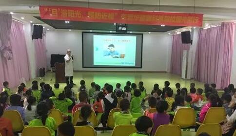 11月20日,东莞新利体育“目浴阳光•预防近视”爱眼系列公益活动走进校园继续进行。东莞新利体育派出医学视光科,科室经验丰富的医务工作人员组成公益医疗队走进东莞地区各小学、幼儿园,为近青少年进行近视防控筛查...1.jpg 11月20日,东莞新利体育“目浴阳光•预防近视”爱眼系列公益活动走进校园继续进行。东莞新利体育派出医学视光科,科室经验丰富的医务工作人员组成公益医疗队走进东莞地区各小学、幼儿园,为近青少年进行近视防控筛查...1.jpg