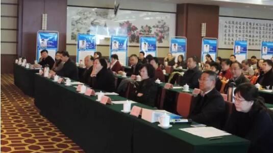 12月2日,由新利体育·烟台康爱眼科医院举办的 五届(2017)眼科学术研讨会在烟台东方海天大酒店圆满举办。厦门大学附属厦门眼科中心总院长、环球眼科科学院院士黎晓新,新利体育集团专家委员会主席、 席斜视与小儿眼科专家赵堪兴,新利体育集团业务副总院长、 席白内障专家郭海科,烟台康爱眼科医院业务院长由海涛,烟台市芝罘区卫计局翟惠君副局长等领*出席开幕式并致辞。3.jpg 12月2日,由新利体育·烟台康爱眼科医院举办的 五届(2017)眼科学术研讨会在烟台东方海天大酒店圆满举办。厦门大学附属厦门眼科中心总院长、环球眼科科学院院士黎晓新,新利体育集团专家委员会主席、 席斜视与小儿眼科专家赵堪兴,新利体育集团业务副总院长、 席白内障专家郭海科,烟台康爱眼科医院业务院长由海涛,烟台市芝罘区卫计局翟惠君副局长等领*出席开幕式并致辞。3.jpg