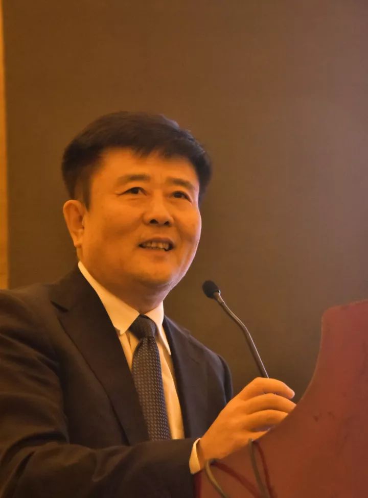 新利体育集团副总院长、新利体育集团学术委员会屈光手术分委会主委王骞教授发表了《全飞smile临床技巧》的演讲。.jpg 新利体育集团副总院长、新利体育集团学术委员会屈光手术分委会主委王骞教授发表了《全飞smile临床技巧》的演讲。.jpg