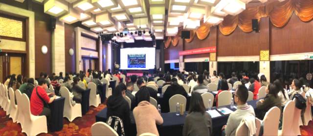 本次学术会议由深圳新利体育主办，邀请了来自国内外众多眼科专家大咖进行专题讲座，共同探讨和分享国内外眼科领域的 与发展，进一步加强了眼科界同仁之间的交流和学习。.jpg