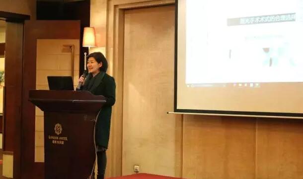 由重庆新利体育屈光中心主任职红分享了《屈光手术术式的合理选择》。职主任是原重庆市急救医疗中心屈光科室主任。从事眼科临床工作30余年， 完成屈光不正手术近4 ，是西南地区较早用准分子激光手术医治近视的专家之一.jpg