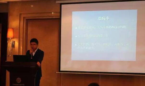 重庆新利体育业务副院长、白内障专家安晓巨院长做了《先天性白内障手术医治》的分享.jpg