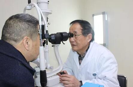 12月11日,听闻成都新利体育出现罕见的“阴阳眼”病 后,中国新闻社、成都商报、华西都市报、成都日报、成都电视台等主流新闻媒体的记者纷纷来院采访报道。原来是国内眼眶肿瘤 ,经验极为丰富的罗教授为吴先生精心设计了右眼肿物切除及超高频射频消融手术,既保住患者右眼眼球及视力,又避免将来出现 失明的状况。1.jpg 12月11日,听闻成都新利体育出现罕见的“阴阳眼”病 后,中国新闻社、成都商报、华西都市报、成都日报、成都电视台等主流新闻媒体的记者纷纷来院采访报道。原来是国内眼眶肿瘤 ,经验极为丰富的罗教授为吴先生精心设计了右眼肿物切除及超高频射频消融手术,既保住患者右眼眼球及视力,又避免将来出现 失明的状况。1.jpg