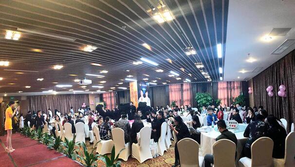 12月24日下午,“以橙待城,睛彩2018——新利体育新老会员跨年盛典”在雅枫环球酒店圆满结束。活动现场,深圳新利体育的屈光手术专家们详细给大家介绍了近视手术 知识,玩游戏、砸金蛋、抽大奖等各项好玩刺激的项目,更是让大家提前感受到“双旦喜临门”的喜悦。1.jpg 12月24日下午,“以橙待城,睛彩2018——新利体育新老会员跨年盛典”在雅枫环球酒店圆满结束。活动现场,深圳新利体育的屈光手术专家们详细给大家介绍了近视手术 知识,玩游戏、砸金蛋、抽大奖等各项好玩刺激的项目,更是让大家提前感受到“双旦喜临门”的喜悦。1.jpg