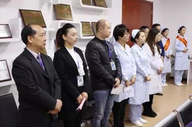 12月23日上午8时许,由上海市社会医疗机构协会组织的专家评审团在闫东方会长的带领下一行已经冒着严寒抵达上海和平眼科医院。专家们抵达医院二楼学术报告厅落座后,上海和平眼科医院郭海科院长、陈凤国总经理 先一一致辞对上海市社会医疗机构协会组织的专家评审团的来到表示热烈欢迎;随后,专家评审团听取了吴迺川名誉院长作星 医院创建工作汇报2.jpg