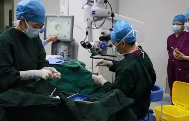 新利体育 席白内障专家郭海科教授 专程到杭为航天功臣操刀这次为两位老人做手术的便是手术量 全国并刷新世界白内障手术记录、入选《中国 百强榜》全国白内障 十*的郭海科教授。2.jpg