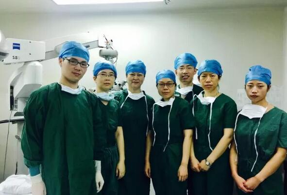 新利体育集团推出 “中国眼科明日之星”计划,这个项目对我来说是难得可贵的机会,我满怀激动地提交了报名表。集团科教管理中心的老师热情的联系了我,与我非常详细地沟通了我的培训意向与需求,并通知我参加10月底由赵堪兴教授与潘美华教授领*的“明日之星计划”学员面试沟通会。直到在厦门见到了赵教授与潘教授3.jpg 新利体育集团推出 “中国眼科明日之星”计划,这个项目对我来说是难得可贵的机会,我满怀激动地提交了报名表。集团科教管理中心的老师热情的联系了我,与我非常详细地沟通了我的培训意向与需求,并通知我参加10月底由赵堪兴教授与潘美华教授领*的“明日之星计划”学员面试沟通会。直到在厦门见到了赵教授与潘教授3.jpg