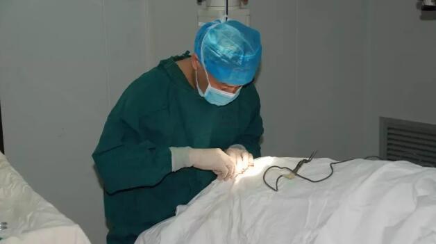 毕业于同济医科大学的周太平,早年进修于北京医科大学整形 ,还经常到美国做学术探讨及学习较 的眼整形美容技术。作为新利体育集团眼整形学组组长、厦门大学附属厦门眼科中心眼整形学科带头人,周太平以其“高明医术”吸引上千名外地患者前来求诊。2.jpg 毕业于同济医科大学的周太平,早年进修于北京医科大学整形 ,还经常到美国做学术探讨及学习较 的眼整形美容技术。作为新利体育集团眼整形学组组长、厦门大学附属厦门眼科中心眼整形学科带头人,周太平以其“高明医术”吸引上千名外地患者前来求诊。2.jpg