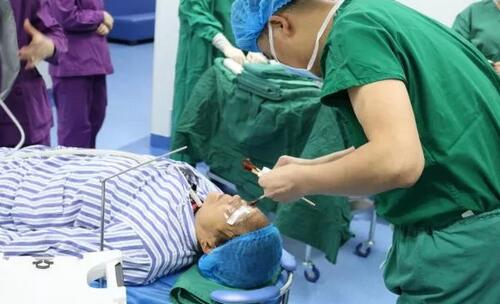 重庆新利体育安晓巨院长亲自为向婆婆施行“右眼瞳孔成形+白内障超声乳化吸除+人工晶体植入术”,并在术后给予抗炎对症支持医治,控制葡萄膜炎症状;为张阿婆施行“白内障超声乳化吸除+人工晶体植入术”。术后检查,向阿婆右眼视力从只有光感 到0.2;张婆婆视力从0.2 到0.6,视力都得到明显 5.jpg 重庆新利体育安晓巨院长亲自为向婆婆施行“右眼瞳孔成形+白内障超声乳化吸除+人工晶体植入术”,并在术后给予抗炎对症支持医治,控制葡萄膜炎症状;为张阿婆施行“白内障超声乳化吸除+人工晶体植入术”。术后检查,向阿婆右眼视力从只有光感 到0.2;张婆婆视力从0.2 到0.6,视力都得到明显 5.jpg