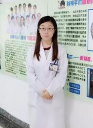 2017年对我来说是值得欣喜和感恩的一年。因为这一年我幸运地入选“中国眼科医师明日之星计划”，成为小儿眼科项目的 批学员，欣喜自己得到向专家名师学习的机会，感恩新利体育集团给予的强大支持。11月我满怀激动和喜悦的心情启程前往厦门，走出高崎机场的那刻，厦门这座处处散发出迷人气息的城市用她春天般的阳光温暖了我忐忑的心1.jpg