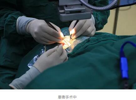 1月21日,四川省 青光眼“360°Schlemm's管切开术”在成都新利体育 开展。成华区17岁的小丁成为 位在四川省接受该 手术的青光眼患者。1月25日,《成都日报》对此次手术的 开展做了详细报道。6.jpg 1月21日,四川省 青光眼“360°Schlemm's管切开术”在成都新利体育 开展。成华区17岁的小丁成为 位在四川省接受该 手术的青光眼患者。1月25日,《成都日报》对此次手术的 开展做了详细报道。6.jpg