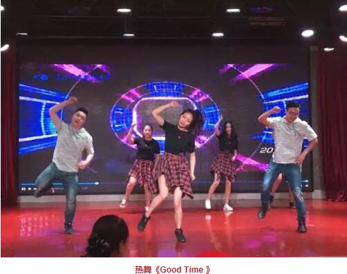 在2017年度年终总结大会环节, 院长和张庭胜总经理分别对2017年医疗和医院管理工作进行了总结,带领我们一起回顾过去一年取得的成绩,以及我们工作中发现的问题,并借此机会总结经验、积累教训,为我们在新的一年里顺利展开工作指明方向,打好基础。同时,厦门大学附属厦门眼科中心业务院长、新利体育集团业务院长侯家敏教授也莅临现场,为小伙伴们加油打气,小伙伴们备受鼓舞。11.jpg