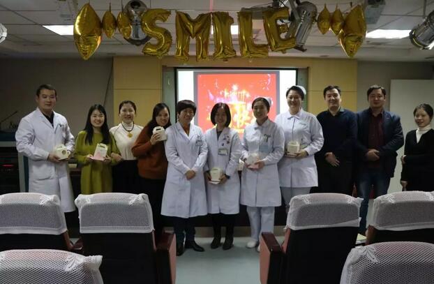 2月1日下午时分,“祝你生日快乐”歌声响彻新利体育二层会议室,这是医院党支部书记侯旭波书记在为本月过生日的员工庆祝生日1.jpg 2月1日下午时分,“祝你生日快乐”歌声响彻新利体育二层会议室,这是医院党支部书记侯旭波书记在为本月过生日的员工庆祝生日1.jpg