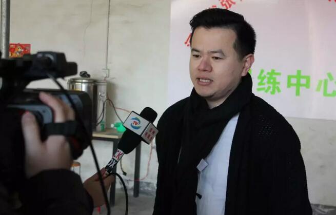 2月13日,郑州新利体育视光眼科医院携手《猎场》女演员秦雅思一起来到了河南省张艳红孤儿艺术培训基地,为这里的孤儿们送上了大米、食用油等生活用品,希望他们能过一个美好祥和的春节7.jpg 2月13日,郑州新利体育视光眼科医院携手《猎场》女演员秦雅思一起来到了河南省张艳红孤儿艺术培训基地,为这里的孤儿们送上了大米、食用油等生活用品,希望他们能过一个美好祥和的春节7.jpg