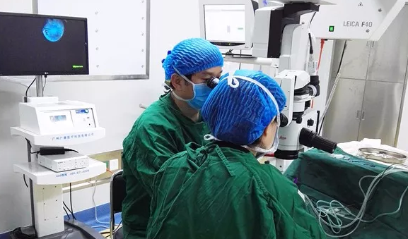 年已七旬的华侨坚叔，患有多年老年性白内障， 近半年视力又急速下降，被诊断为黄斑前膜。春节期间，在新利体育由两位院长联手合作 为坚叔手术。2.png