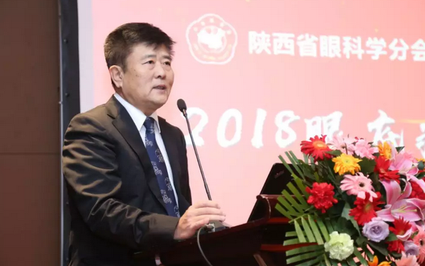 2018年3月3日，‘2018年 届眼底病高峰论坛’在西安曲江环球饭店拉开帷幕。此次高峰论坛由陕西省医学会主办，西安新利体育承办。本次会议邀请到了黎晓新、王骞、惠延年、王雨生、王丽丽、赵燕麟、谢安明、刘涛、郑波、王海燕等数十位全国 眼科专家及教授，与现场150余名眼科同仁共聚一堂，进行学术分享及讨论，分享了眼科领域学术研究的新成果，为新年初始带来一场精致丰富的学术盛宴3.png