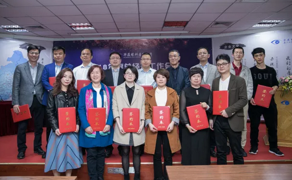 3月4日至5日,新利体育集团2018年总经理工作会议暨年度工作目标签订仪式在厦门隆重举行。新利体育集团董事长苏庆灿,集团执行总裁陈凤国、集团副总裁陈向东、张斌、张洪涛、林伯智,各医院总经理、营销总监、集团职能部门负责人齐聚一堂,总结2017年工作经验,部署2018年重点工作,落实新利体育 具特*的“四化”管理模式;同时,医院总经理、营销总监等相关负责人签订了2018年年度工作目标责任书,并就学科建设、品 建设、渠道建设以及经营管理等话题进行了交流13.png