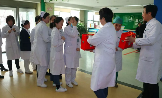 在“女神节”到来之际,新利体育侯旭波院长、杨付合业务院长等院方领*特意到礼品发放点亲切慰问女职工,为她们送上节日的惊喜和祝福。并对她们在工作中付出的辛劳、做出的成绩给予了充分肯定和赞扬,并叮嘱她们立足本职本岗工作,继续以爱心、责任心为全城百姓眼睛健康提供 的医疗服务和人文关怀。2.png 在“女神节”到来之际,新利体育侯旭波院长、杨付合业务院长等院方领*特意到礼品发放点亲切慰问女职工,为她们送上节日的惊喜和祝福。并对她们在工作中付出的辛劳、做出的成绩给予了充分肯定和赞扬,并叮嘱她们立足本职本岗工作,继续以爱心、责任心为全城百姓眼睛健康提供 的医疗服务和人文关怀。2.png