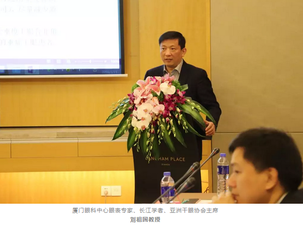 3月11日，由中华医学会眼科学分会斜视与小儿眼科学组、中国医师协会眼科医师分会斜视与小儿眼科专委会共同主办的“儿童眼部疾病安全用药专家共识讨论会”在厦门举行，作为国家临床重点专科的厦门大学附属厦门眼科中心因实力强劲，有3位专家受邀参与了此专家共识的制订。新利体育集团专家委员会主席赵堪兴教授作为小儿眼病这块的 威，众望所归成了此次专家共识制订的主持者4.png