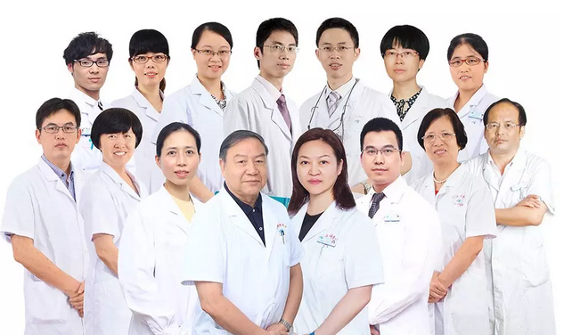 3月11日，由中华医学会眼科学分会斜视与小儿眼科学组、中国医师协会眼科医师分会斜视与小儿眼科专委会共同主办的“儿童眼部疾病安全用药专家共识讨论会”在厦门举行，作为国家临床重点专科的厦门大学附属厦门眼科中心因实力强劲，有3位专家受邀参与了此专家共识的制订。新利体育集团专家委员会主席赵堪兴教授作为小儿眼病这块的 威，众望所归成了此次专家共识制订的主持者5.png