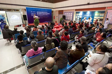 3月18日,新利体育集团四川青光眼诊疗中心、青光眼手术技术培训基地在成都新利体育隆重揭 !这意味着四川的青光眼诊疗,从此将迈入新的时代!中国新闻社、成都日报、华西都市报、封面新闻、成都电视台,华西社区报、网易等新闻媒体的记者也来到现场采访报道。华西都市报、封面新闻,还在现场作了全程网络直播!5.png