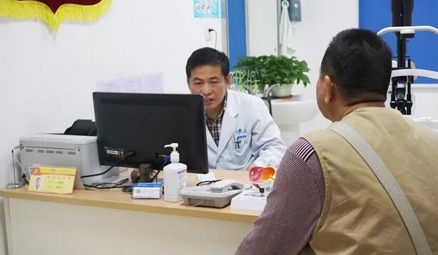 余院长,多亏了您给我做手术啊,我现在又看到了。”3月26日,视网膜脱离患者周大叔回佛山新利体育复诊时,一见到余建洪院长,就激动地说道1.jpg 余院长,多亏了您给我做手术啊,我现在又看到了。”3月26日,视网膜脱离患者周大叔回佛山新利体育复诊时,一见到余建洪院长,就激动地说道1.jpg