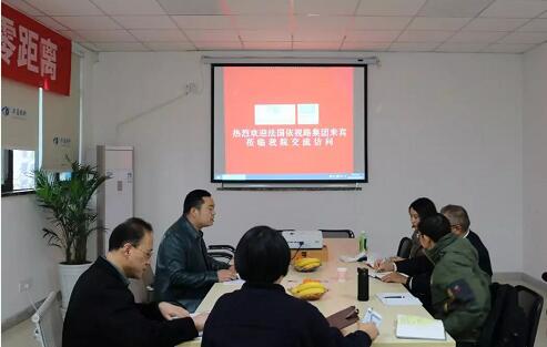 在3月28日法国依视路集团2.5新视代全球副总裁白方华先生一行人访问重庆新利体育时，重庆新利体育总经理张庭胜热情接待依视路集团贵宾一行。本次交流的目的：重庆新利体育和依视路“2.5新视代爱眼大使”健康公益项目希望能一起帮助视力帮助老百姓进行视力 ，提*生活质量，传播爱眼护眼的知识、宣传眼镜对视力 的作用、让更多的人尤其是需要帮助的人群能开始关注呵护自己的眼睛1.jpg