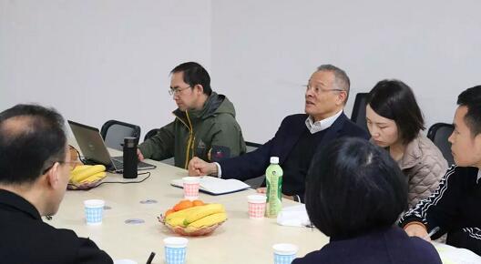 在3月28日法国依视路集团2.5新视代全球副总裁白方华先生一行人访问重庆新利体育时，重庆新利体育总经理张庭胜热情接待依视路集团贵宾一行。本次交流的目的：重庆新利体育和依视路“2.5新视代爱眼大使”健康公益项目希望能一起帮助视力帮助老百姓进行视力 ，提*生活质量，传播爱眼护眼的知识、宣传眼镜对视力 的作用、让更多的人尤其是需要帮助的人群能开始关注呵护自己的眼睛2.jpg