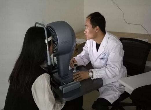 已身为眼科医生的他,因为对手术的了解同时也为了向患者更详尽的解释近视手术,多了解患者术前术后的想法感受,就抱着这么一种想要将心比心的想法做了手术。20年前做的LASIK手术,术后视力 1.0,至今视力一直很好1.jpg 已身为眼科医生的他,因为对手术的了解同时也为了向患者更详尽的解释近视手术,多了解患者术前术后的想法感受,就抱着这么一种想要将心比心的想法做了手术。20年前做的LASIK手术,术后视力 1.0,至今视力一直很好1.jpg