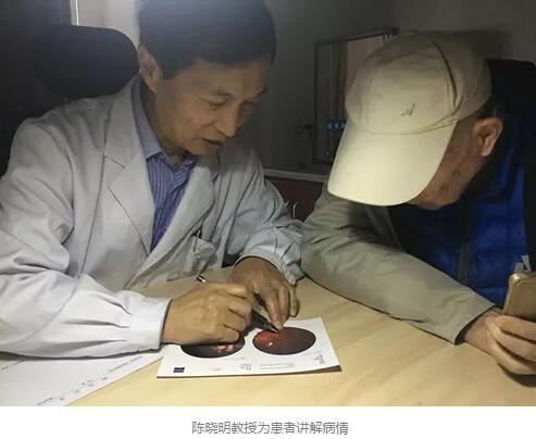 陈晓明、罗清礼教授两位专家在四川大学华西医院眼科从事眼科临床、科研、教学工作40余年，博士生导师，四川大学华西医院一 专家，先后担任华西眼科主任多年。2015年，陈晓明、罗清礼两位教授携手新利体育集团，创办了成都新利体育2.jpg