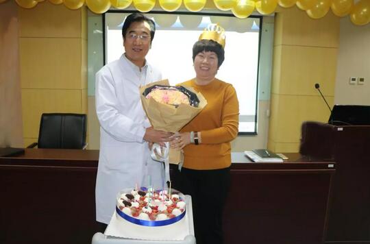 3月30日是新利体育侯旭波院长的生日。侯院长可能不记得今天是她的节日,因为她总是在繁忙中忘记自己的生日。为了给侯院长一个惊喜,顺便提升员工凝聚力,综合办员工早在好几天前就偷偷策划了一通4 3月30日是新利体育侯旭波院长的生日。侯院长可能不记得今天是她的节日,因为她总是在繁忙中忘记自己的生日。为了给侯院长一个惊喜,顺便提升员工凝聚力,综合办员工早在好几天前就偷偷策划了一通4